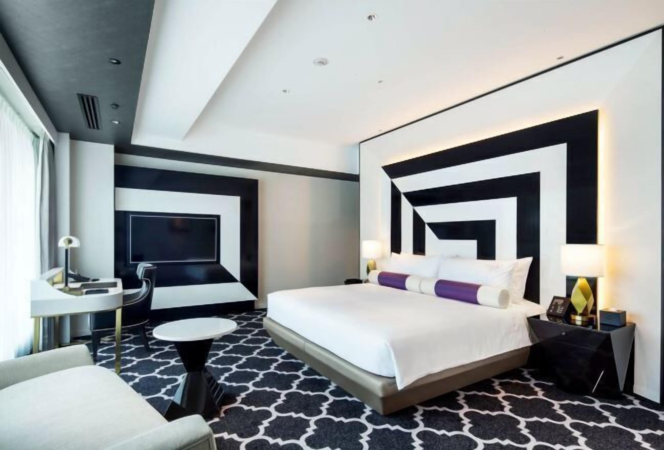 Seprai premium, selimut bulu angsa, minibar, dan brankas