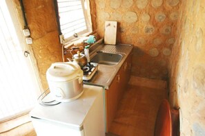 Traditional Studio (5 PY Ondol: Bahn Yil Ahm) | Private kitchenette | Fridge, microwave, stovetop, electric kettle - Gwangsoo's Thought (Jinan)