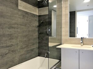 Quarto casal luxo, 1 cama King, vista para a cidade | Banheiro | Chuveiro/banheira combinados, produtos de toalete grátis