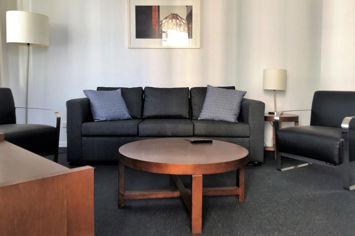 Apartamento, sacada, vista para a cidade | Área de estar | TV de tela plana 40 polegadas com canais a cabo