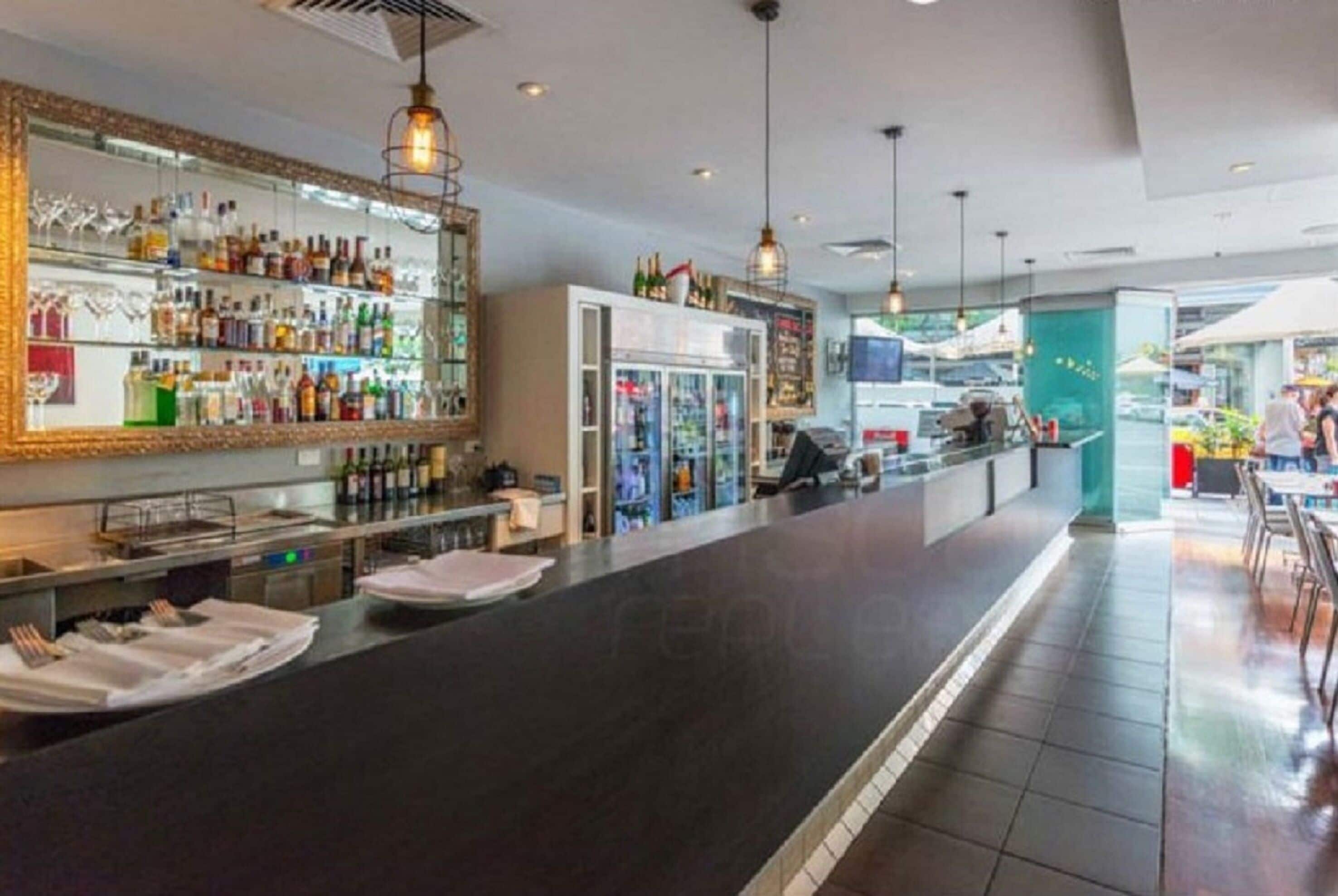 供应早餐、午餐和晚餐，地方菜