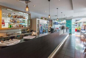 Melayani sarapan, makan siang, makan malam; sajian masakan lokal 