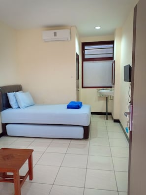 Kamar Twin Ekonomi | Tempat tidur lipat/tambahan, Wi-Fi gratis, dan seprai linen