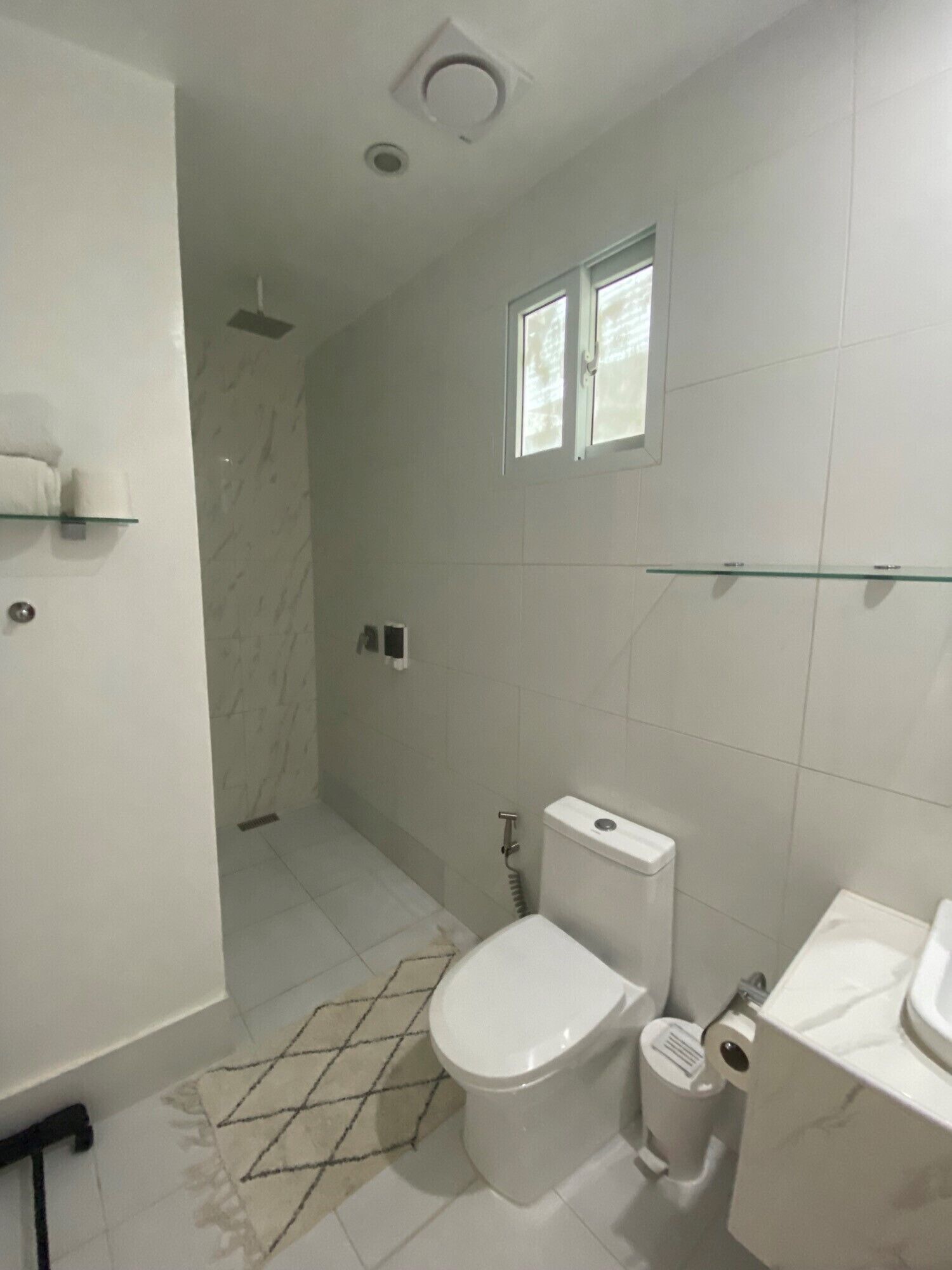 Shower, rainfall showerhead, free toiletries, hair dryer