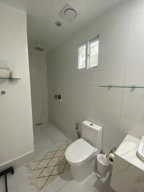 Shower, rainfall showerhead, free toiletries, hair dryer - Harman Suites Moalboal (Moalboal)