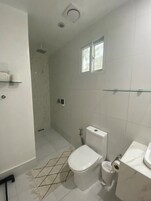 Shower, rainfall showerhead, free toiletries, hair dryer