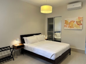 Suíte luxo, 1 cama Queen (3) | Roupas de cama premium, camas com colchões pillow-top