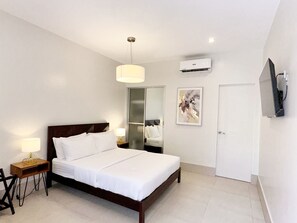 Suite Deluxe, 1 cama de matrimonio (4) | Ropa de cama de alta calidad y colchones con acolchado adicional