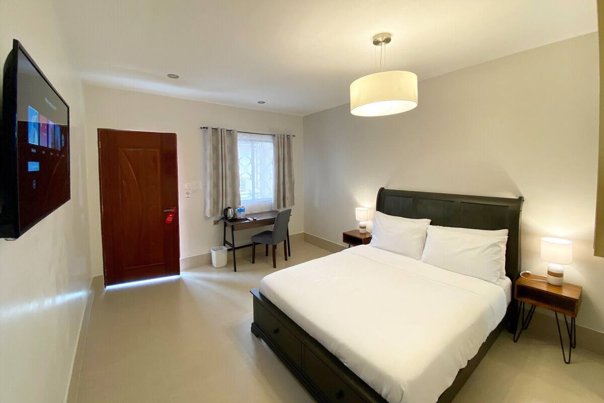 Deluxe Queen Suite 5 Upper Floor | 고급 침구, 필로우탑 침대, 책상, 노트북 작업 공간