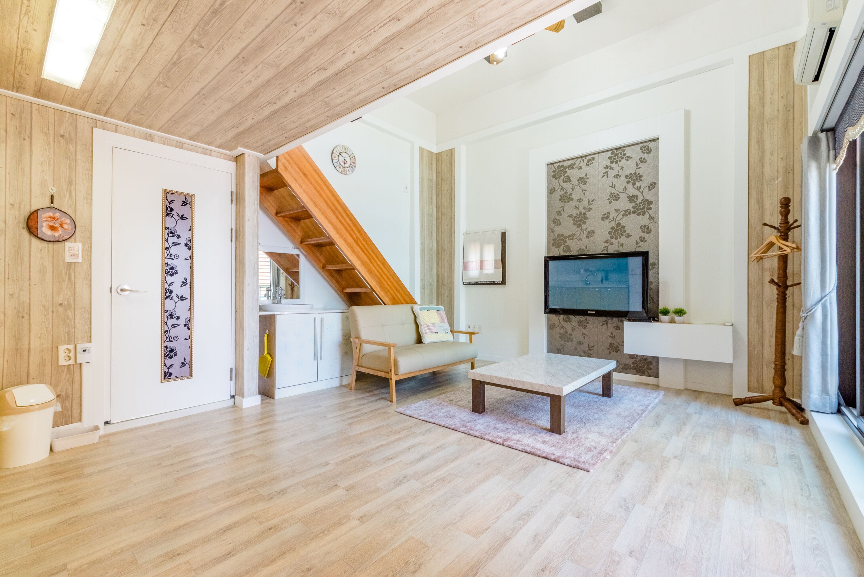 Duplex (201 203 301 303) | Living area | 42-inch flat-screen TV with satellite channels, TV