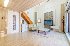 Duplex (201 203 301 303) | Living area | 42-inch flat-screen TV with satellite channels, TV - Tongyeong Iris Pension (Tongyeong)