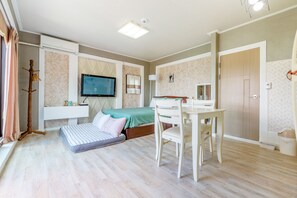 Blackout drapes, iron/ironing board, free WiFi - Tongyeong Iris Pension (Tongyeong)