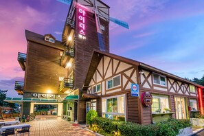 Front of property - Tongyeong Iris Pension (Tongyeong)