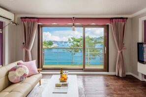 Living area - Tongyeong Iris Pension (Tongyeong)