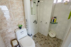 ฝักบัว, ของใช้ในห้องน้ำฟรี, ไดร์เป่าผม, รองเท  ้าสวมภายในห้อง