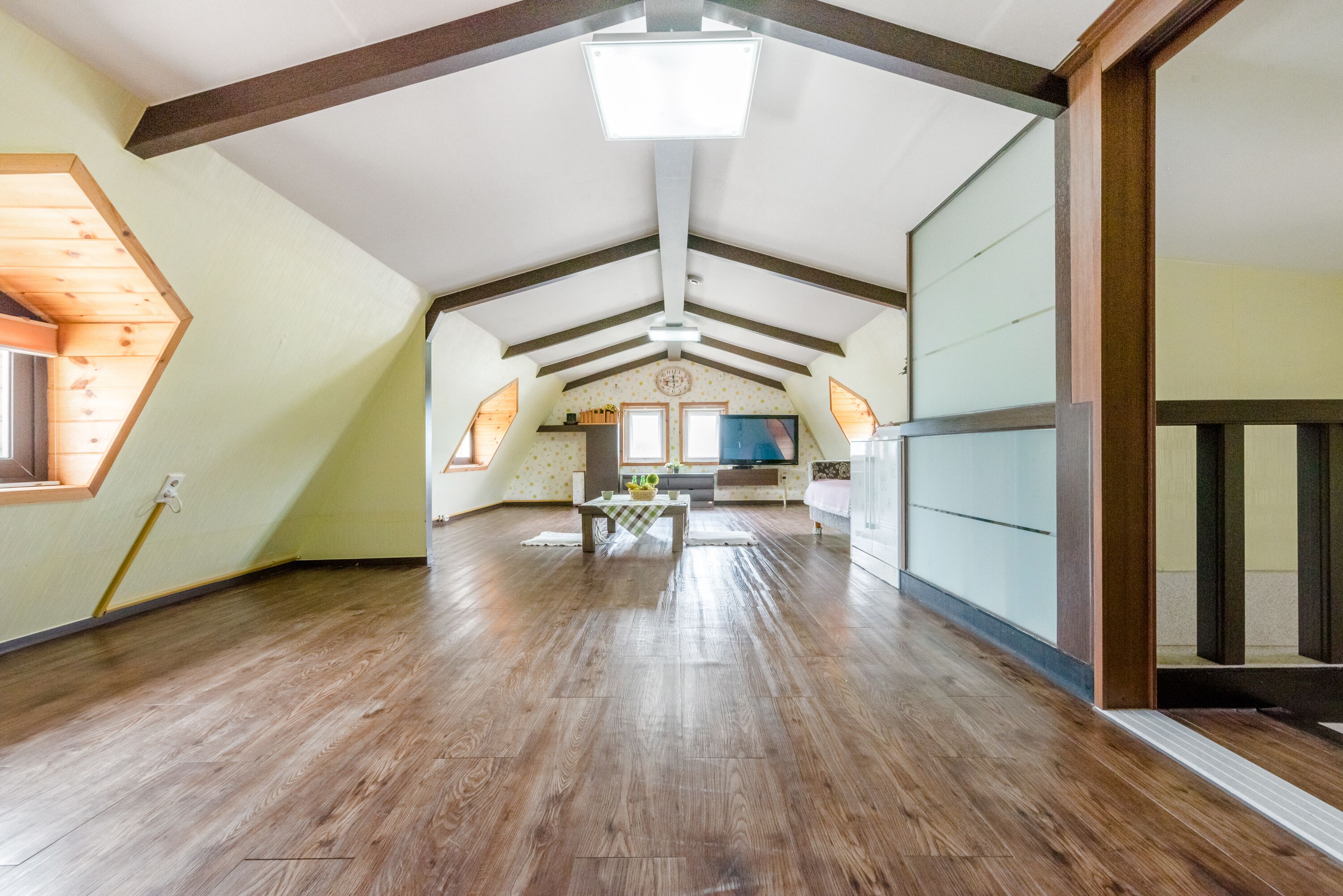 Premium Duplex (5F) | Living area | 42-inch flat-screen TV with satellite channels, TV