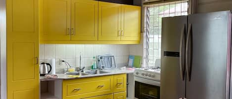 Casa clásica, 3 habitaciones | Cocina privada | Refrigerador con congelador, microondas y parrilla de estufa
