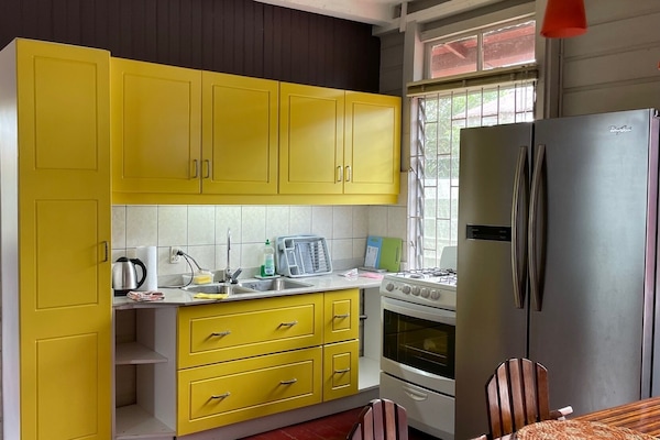 Rumah Klasik, 3 kamar tidur | Dapur pribadi | Lemari es besar, microwave, kompor, dan mesin pembuat kopi/teh