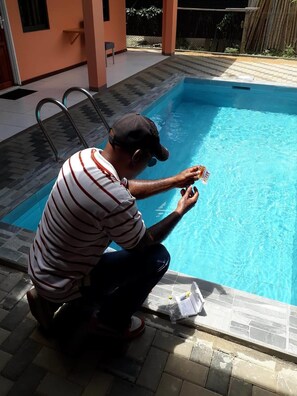Una piscina al aire libre, tumbonas