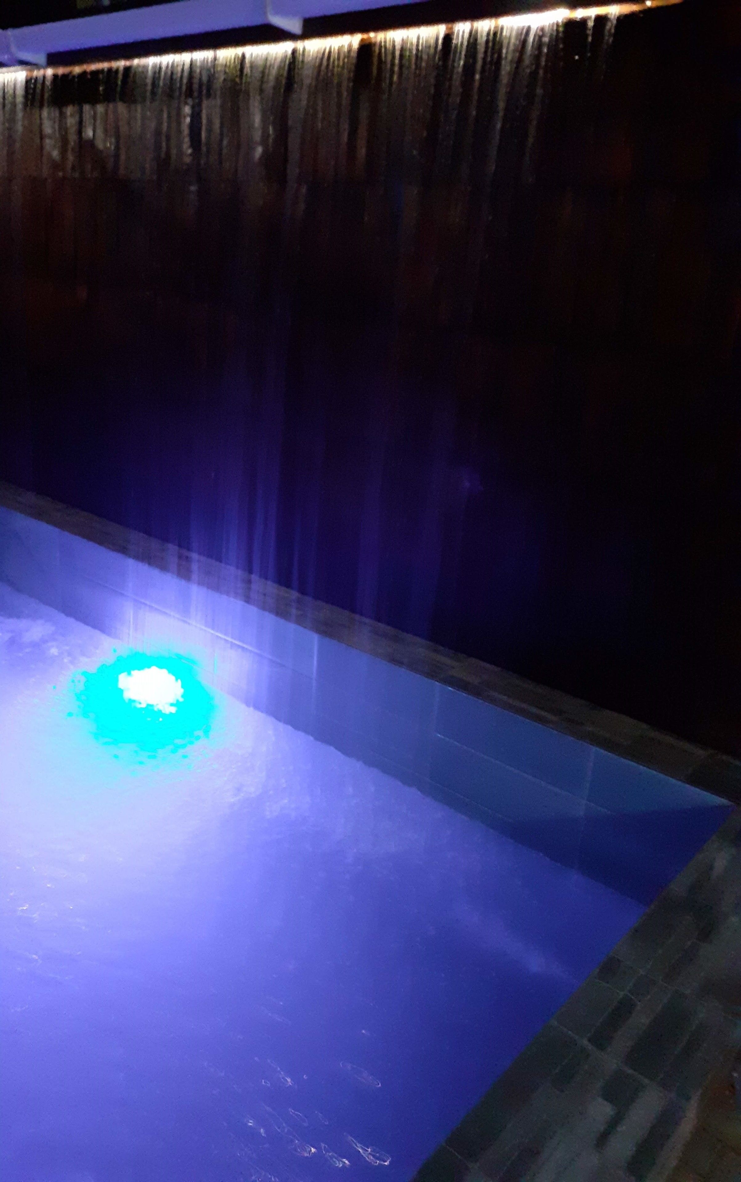 室外游泳池，提供日光浴躺椅