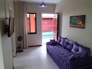 Departamento de lujo, 1 cama matrimonial, para no fumadores, vista a la alberca | Camas con pillow-top, decoración personalizada y muebles diferentes