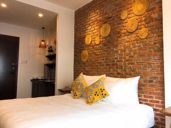In-room safe, individually decorated, individually furnished, desk - Banana Flower Homestay (Da Nang)