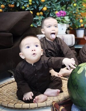 Télévision à écran plat de 23 pouces avec chaînes par câble, télévision