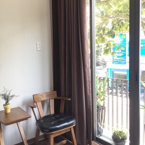 Estudio romántico, cocina básica | Caja fuerte, decoración individual, mobiliario individual y escritorio