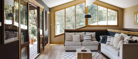 Télévision, cheminée, chaîne hi-fi, espaces bureaux