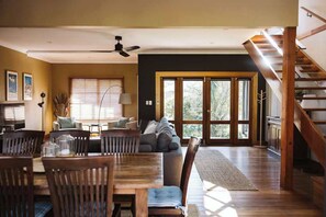 Televisie, een open haard, een stereo en een kantoor