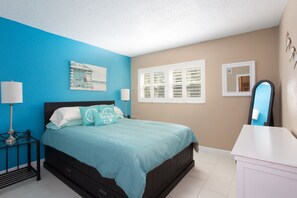 1 bedroom, travel cot, WiFi, bed sheets - Just steps to the white sandy beach! (St Pete Beach)