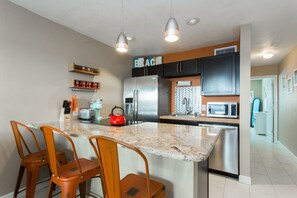 Fridge, microwave, oven, stovetop - Just steps to the white sandy beach! (St Pete Beach)