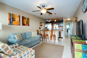 TV - Just steps to the white sandy beach! (St Pete Beach)