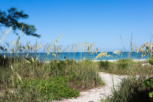 À quelques pas de la plage de sable blanc!