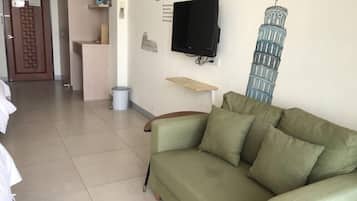Escritorio, cortinas blackout, wifi gratis y ropa de cama