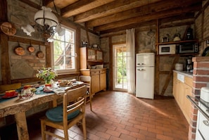 Coffee/tea maker, fridge, microwave, stovetop - Rustico - a rustic vacation home surrounded by nature (Überlingen, Baden-Württemberg, Germany)