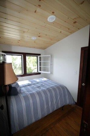 3 bedrooms, iron/ironing board, WiFi, bed sheets - Updated East Seneca Lake Cottage 3 Miles from Watkins Glen (Burdett)
