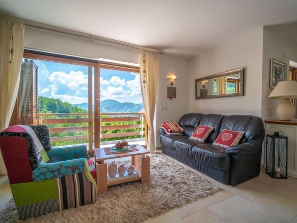 Flat-screen TV, fireplace