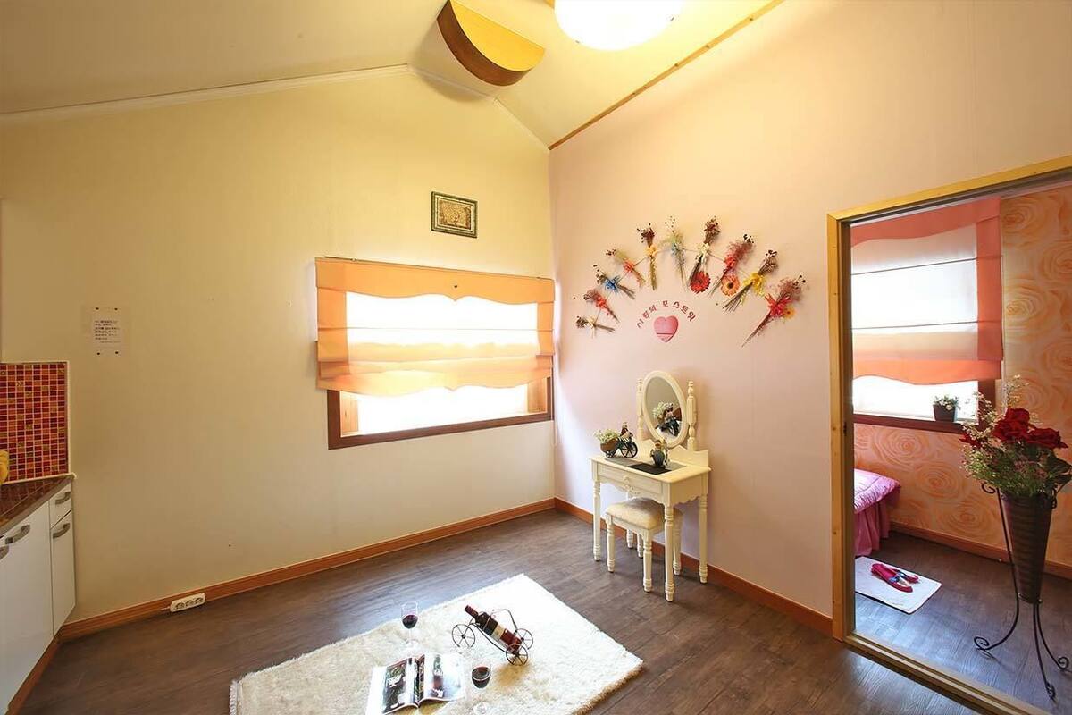 Room (C) | Living area | Flat-screen TV