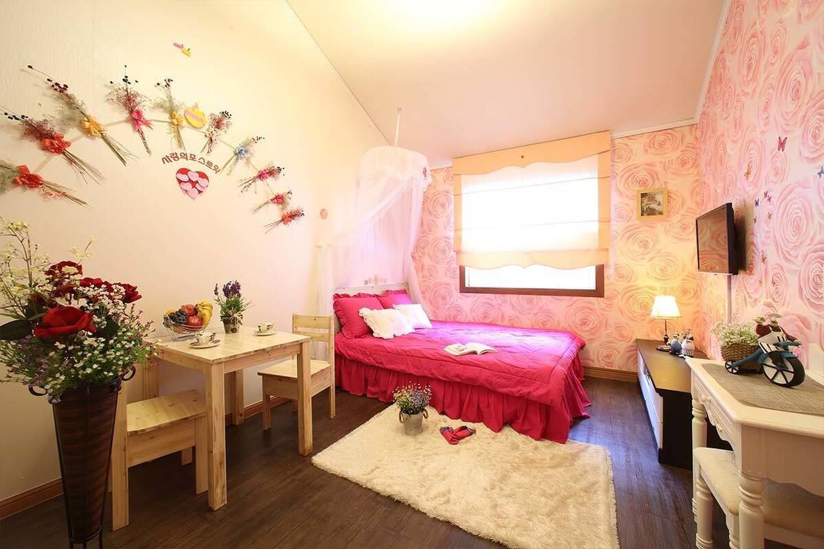 Room (B) | Free WiFi