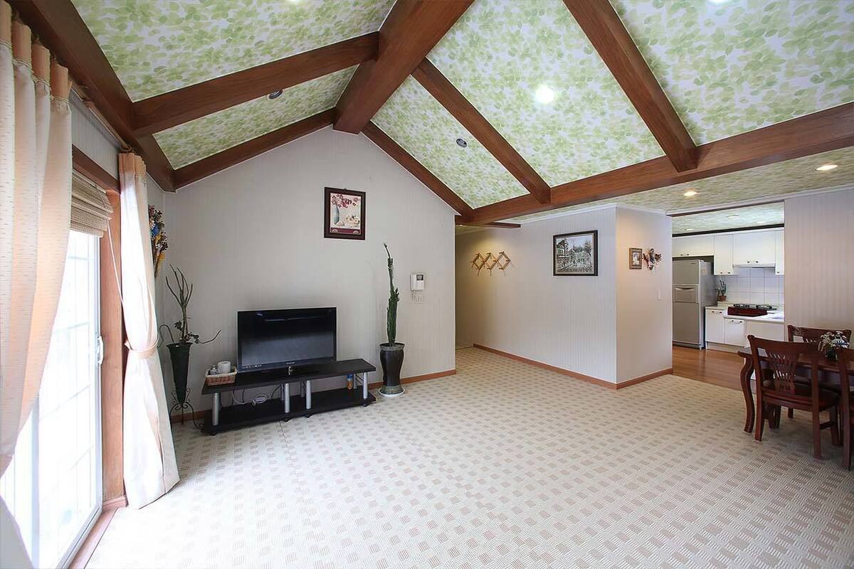 Room (E) | Living area | Flat-screen TV