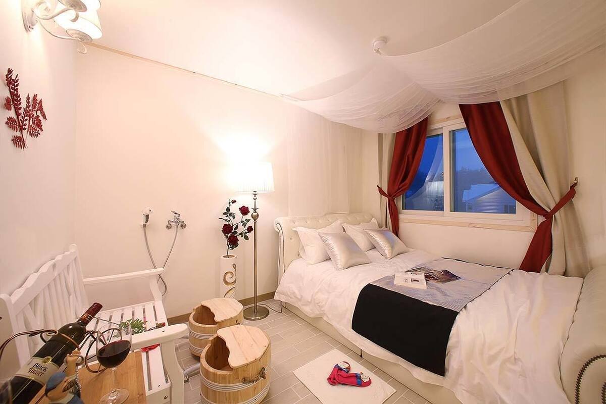 Room (F) | Free WiFi