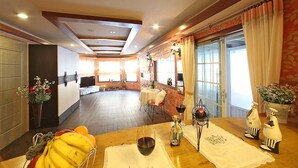 Room (D) | Living area | Flat-screen TV - Amitie Pension (Jeongseon)