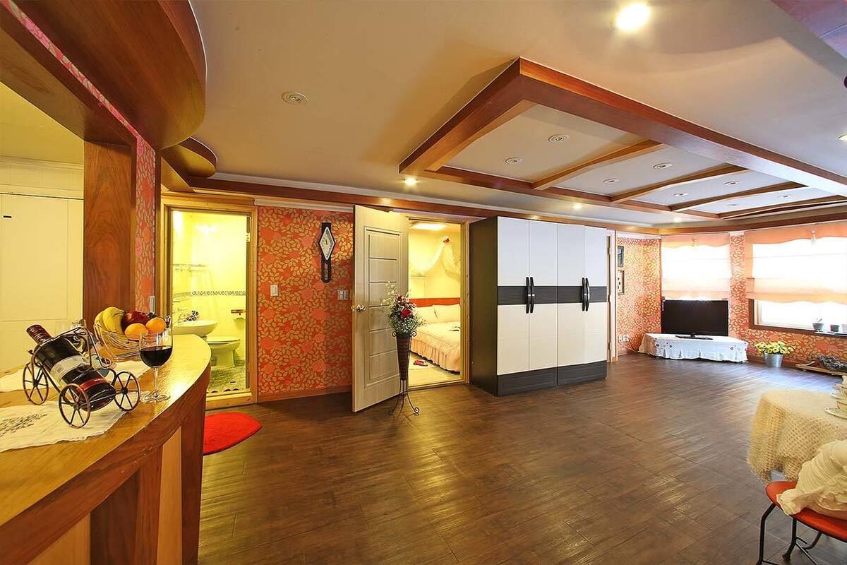 Room (D) | Living area | Flat-screen TV