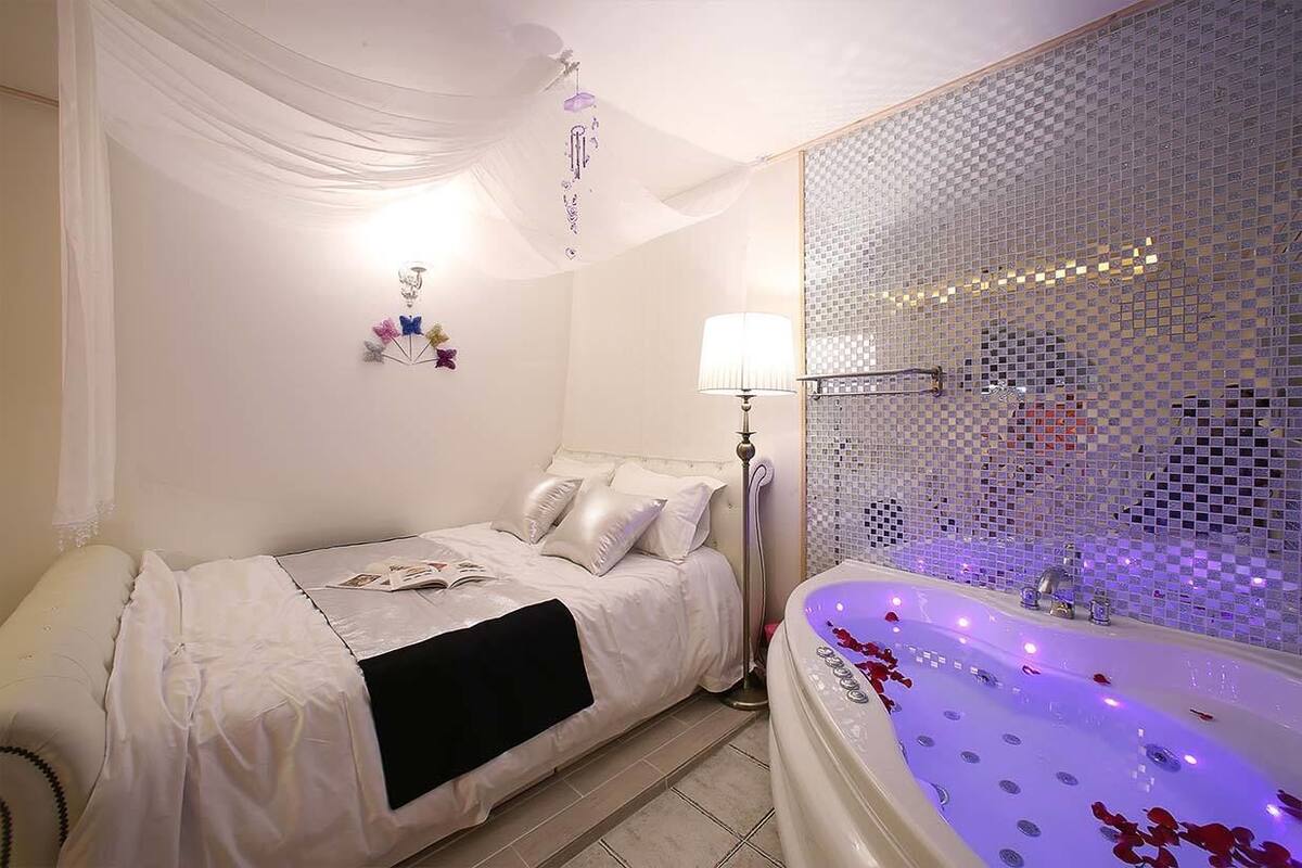 Room (H) | Free WiFi