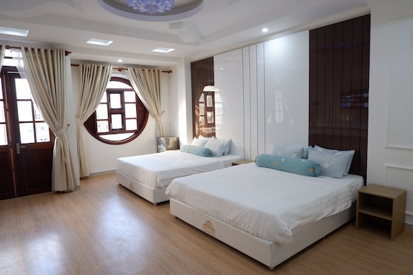 Family Studio Suite | City view