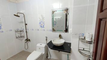 Familiestudio-suite | Badeværelse | Bruser, brusehoved med spredningseffekt, designertoiletartikler