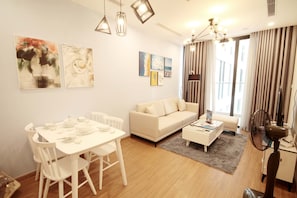 Apartamento City | Zona de estar | Una televisión