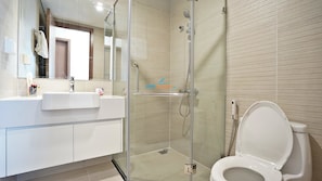 Family Apartment | Bathroom | Shower, free toiletries, hair dryer, slippers