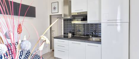 Microwave, dishwasher, cookware/dishes/utensils